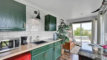 Réfrigérateur, micro-ondes, plaque de cuisson, cafetiÚre/bouilloire