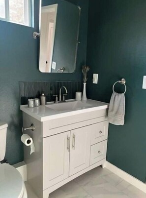 Hair dryer, towels, soap, shampoo - Casita Loleta: Eagle Rock (Los Angeles)