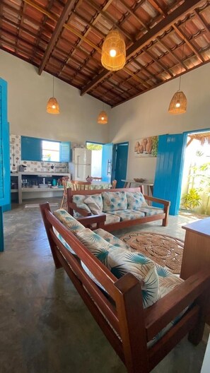 Superior Bungalow | Living area | Smart TV - Pousada Vila lua Bela (Pitimbu)