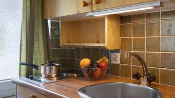 Kühlschrank, Kochgeschirr/Geschirr/Besteck, Esstisch