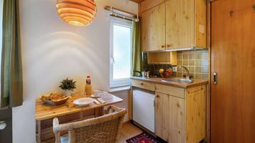 Kühlschrank, Kochgeschirr/Geschirr/Besteck, Esstisch