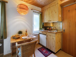 Kühlschrank, Kochgeschirr/Geschirr/Besteck, Esstisch