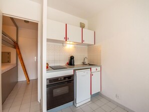 Kühlschrank, Ofen, Geschirrspüler, Kochgeschirr/Geschirr/Besteck