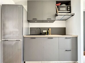 ثلاجة، ميكروويف، موقد طهي مسطح، ماكينة لصنع القهوة/الشاي