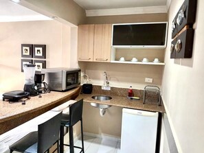 Studio | Private kitchen | Mini-fridge, microwave - Victory Flat (João Pessoa)