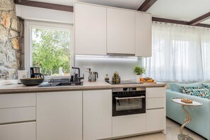 Een koelkast, een oven, een kookplaat, een vaatwasser
