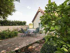 Outdoor dining - Little Barn (Chippenham)