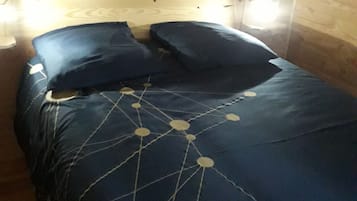 2 bedrooms, bed sheets