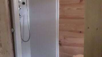 Chuveiro, toalhas de banho, papel higiĂȘnico