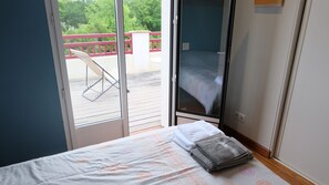 3 chambres, fer et planche à repasser, Wi-Fi, draps fournis