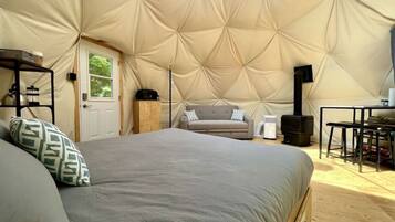 1 bedroom, bed sheets