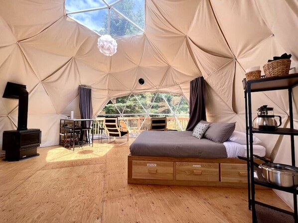 1 bedroom, bed sheets