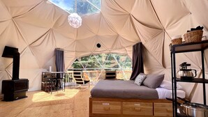 1 bedroom, bed sheets - Dome #2 – Located in the Heart of Nature (Saint-Gabriel-de-Valcartier)
