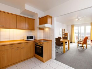 Køleskab, ovn, brødrister, højstol