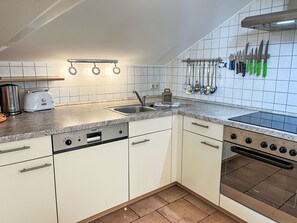 Køleskab, mikrobølgeovn, opvaskemaskine, køkkentøj/tallerkener/redskaber