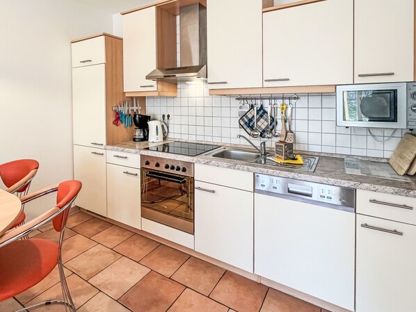 Kühlschrank, Mikrowelle, Ofen, Geschirrspüler