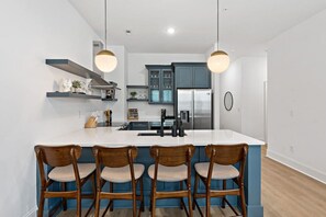 Réfrigérateur, four à micro-ondes, un four, surface de cuisson