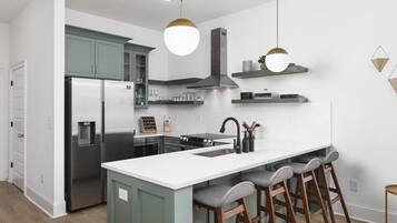 Kjøleskap, mikrobølgeovn, ovn og kokeplater