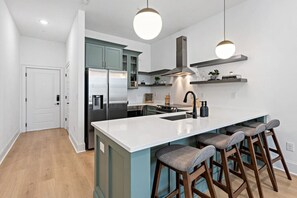 Fridge, microwave, oven, stovetop - Luxury Design -Close to Downtown Broadway & Coffee (Nashville)