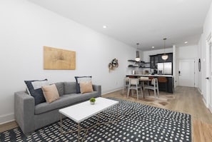 Smart TV - Condo Near Downtown Broadway & Stadium - Free Parking (Nashville)