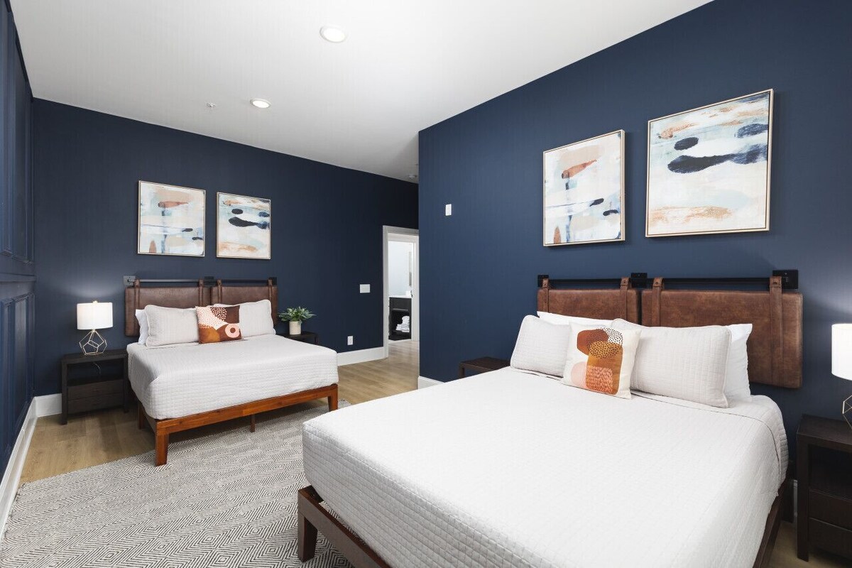 Hip New Condo near Broadway, Trendy Area - 5 Beds!