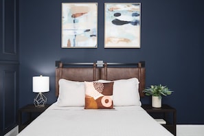 2 bedrooms, iron/ironing board, free WiFi, bed sheets - 3 Miles to Downtown Broadway Bars - Walk to Coffee (Nashville)