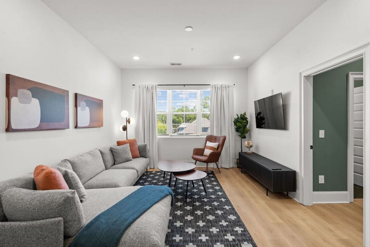 Chic and Cozy Designer Condo 3 Miles to Downtown