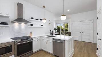 Een koelkast, een microgolfoven, een oven, een kookplaat