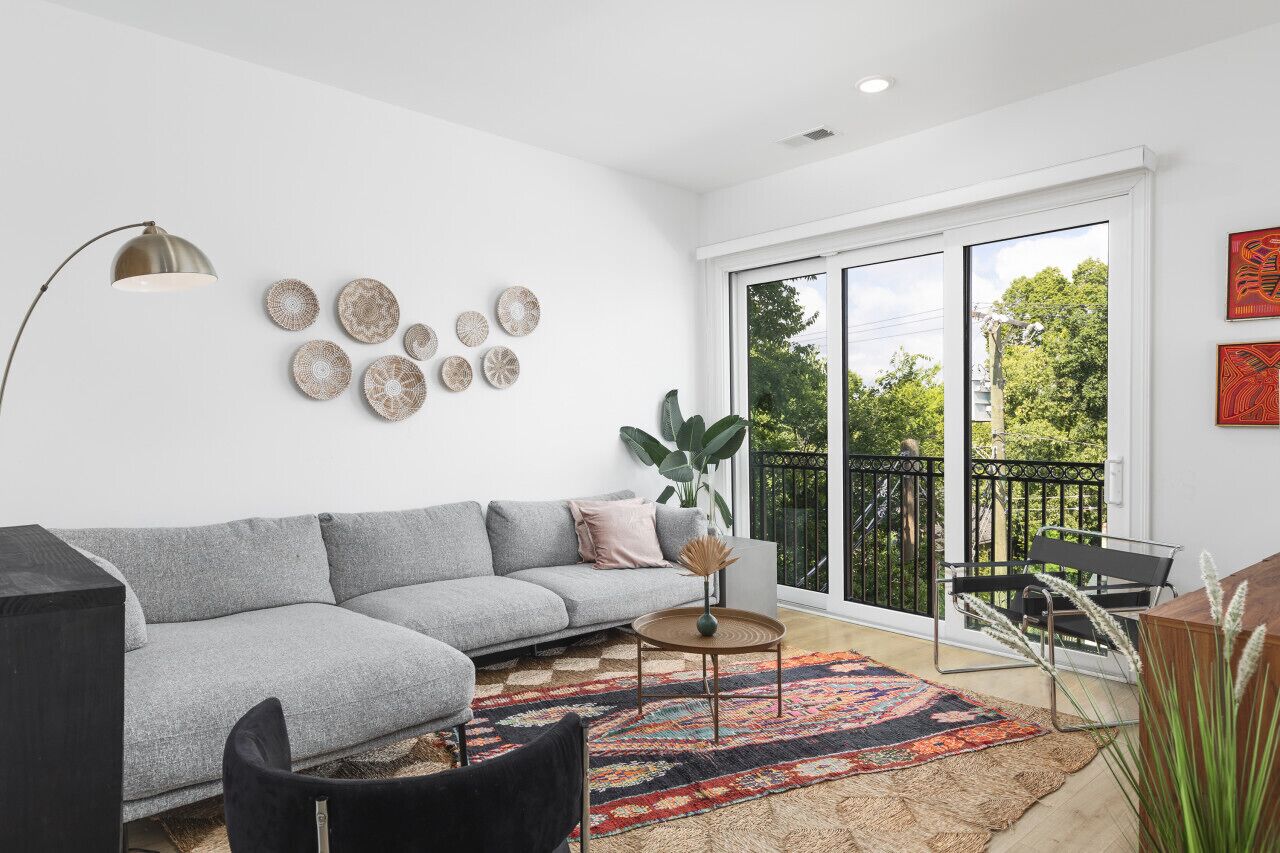 Luxury 2 Bedroom Condo - Walk to Coffee + Restaurants