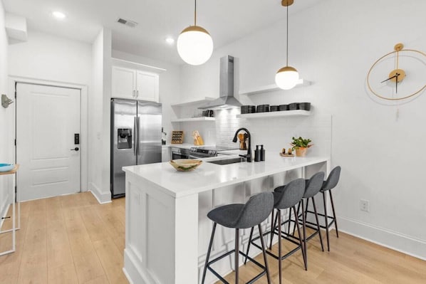 Fridge, microwave, oven, stovetop - Condo Near Downtown Broadway & Stadium - Free Parking (Nashville)