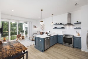 冷蔵庫、電子レンジ、オーブン、コンロ