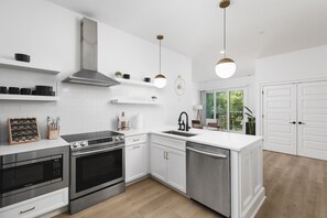 ثلاجة، ميكروويف، فرن، موقد طهي مسطح