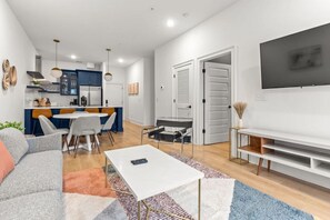 Smart TV - Modern Spacious Condo with Parking by Downtown Broadway (Nashville)