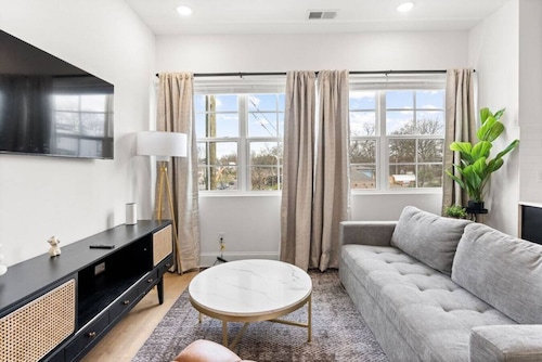 Condo Near Downtown Broadway & Stadium - Free Parking