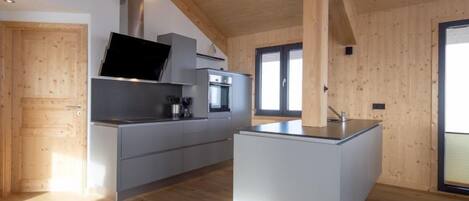 Kjøleskap, mikrobølgeovn, ovn og oppvaskmaskin