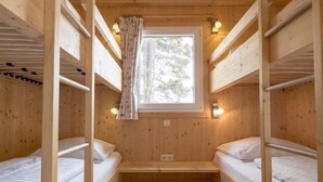 Eine Holzhütte mit Etagenbetten.