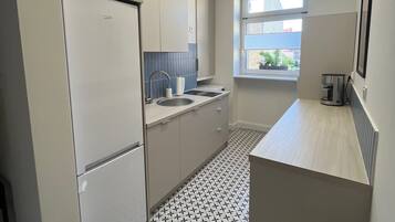 Fridge, microwave, dishwasher, coffee/tea maker