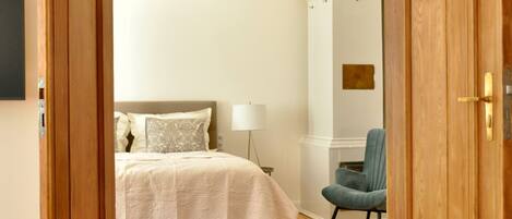 2 bedrooms, desk, iron/ironing board, WiFi