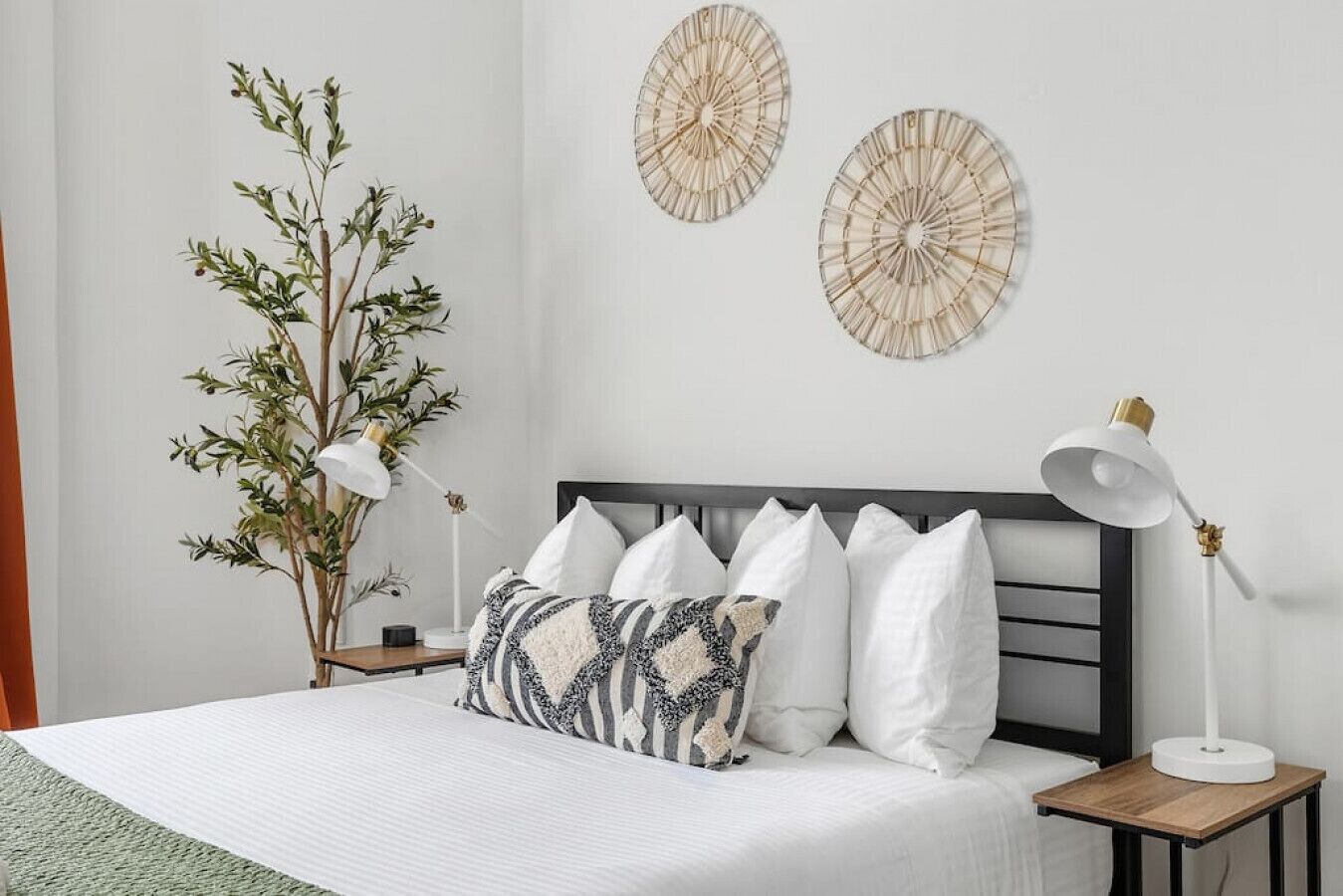 3 bedrooms, desk, iron/ironing board, travel crib