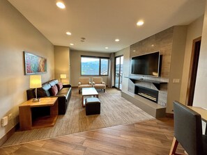 Smart-TV, Kamin, Tischtennisplatte