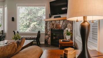 Télévision, cheminée