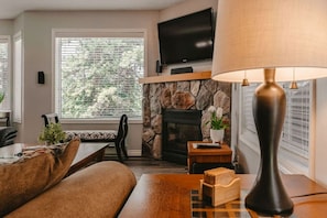 Télévision, cheminée