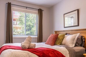 3 bedrooms, desk, iron/ironing board, free WiFi - Trailblazers Retreat | 3 Bed w/ Family Games Room (Big White)