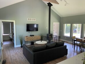 Smart TV, fireplace, stereo