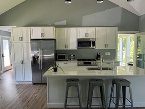 冷蔵庫、電子レンジ、オーブン、コンロ