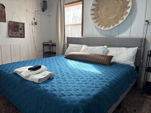 2 soverom, skrivebord, strykejern/-brett og reiseseng for barn