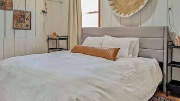 2 bedrooms, desk, iron/ironing board, travel crib