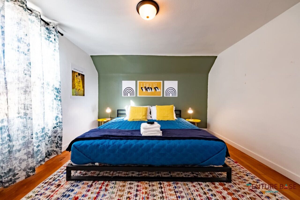 2 slaapkamers, een bureau, een strijkplank/strijkijzer, reisbedje