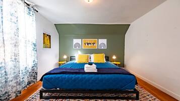 2 slaapkamers, een bureau, een strijkplank/strijkijzer, reisbedje