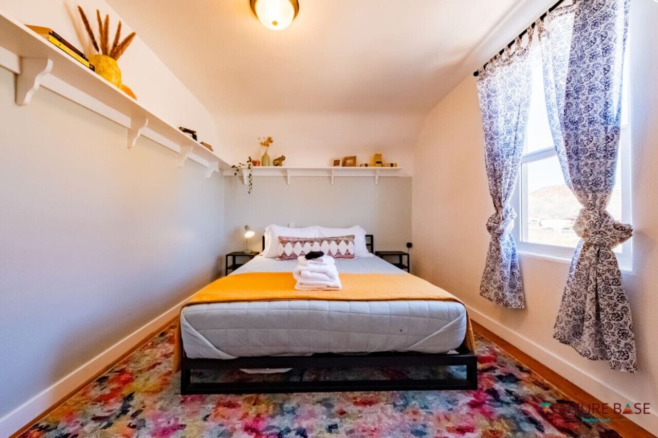 2 chambres, bureau, fer et planche à repasser, lit de bébé portatif